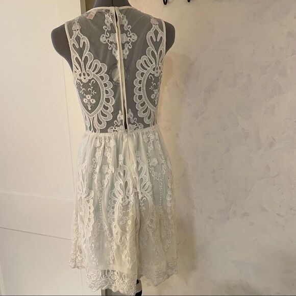 XXI forever 21 white lace dress with sweetheart lining in size small - Picture 2 of 7